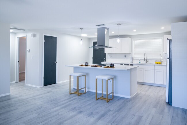 Building Photo - 6443 Lomand Ave