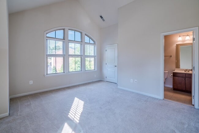 Building Photo - Gorgeous And Upgraded 2 Bedroom 3.5 Bathroom End Unit Townhome In Popular Shirlington Crest