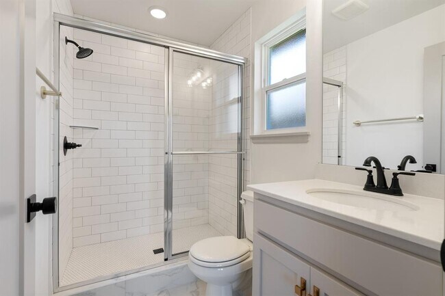 Building Photo - 417 Haven St