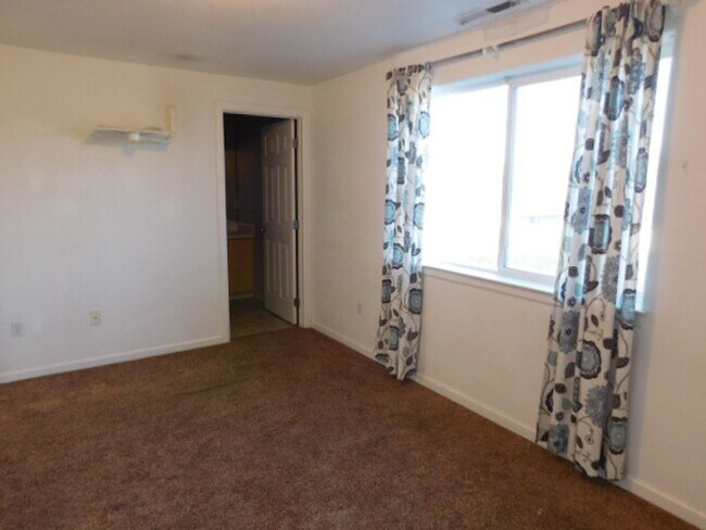 Building Photo - 3Bd/2.5Ba Two-story house- Available to View!