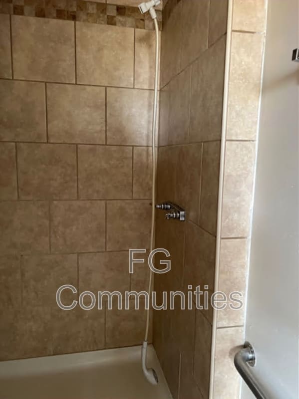 Building Photo - 105 Oak Knoll Dr