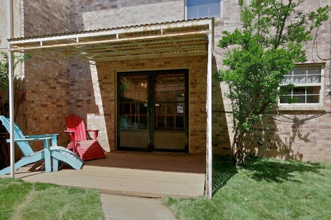 Building Photo - 2 bed, 2.5 bath townhome