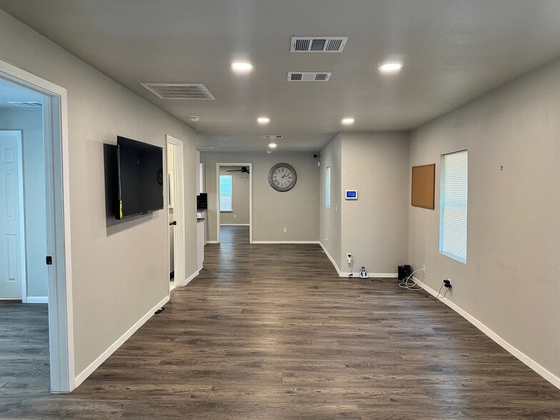 Building Photo - Room in House on Cross St