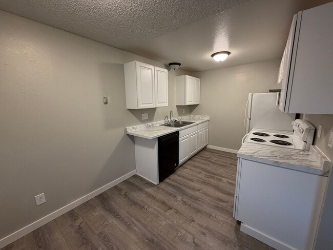 Building Photo - Convenient Location and Comfortable Living!