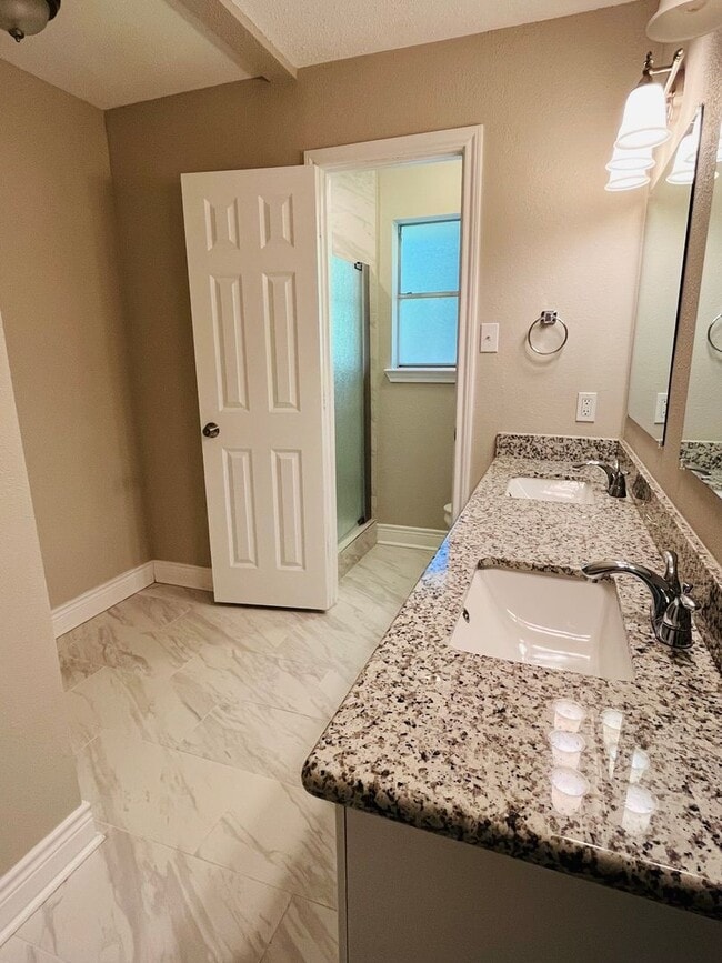 Building Photo - 4 bedroom, 2 bath - One story rental in Kingwood