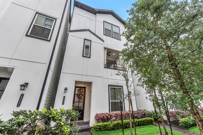 Building Photo - 2804 Grand Fountains Dr