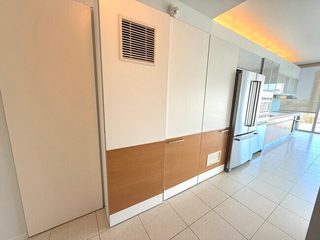 Building Photo - Spacious 10th Floor Studio at The Veer Towers!!