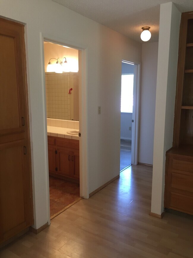 Building Photo - 2 story 3 bed in Northwest Bakersfield with Solar - $2400 + $130 Solar Fee