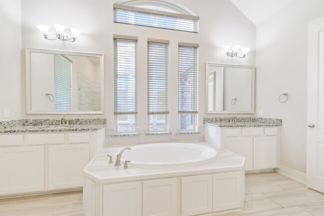 Building Photo - 210 Liatris Ct