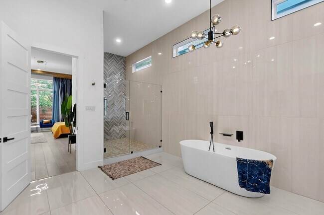 Building Photo - 3946 N Cresthaven Rd