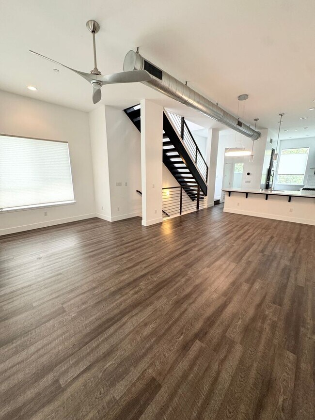 Building Photo - Luxury 3 Bed / 3 Bath Modern Home in Downtown Sacramento – Mansion Flats