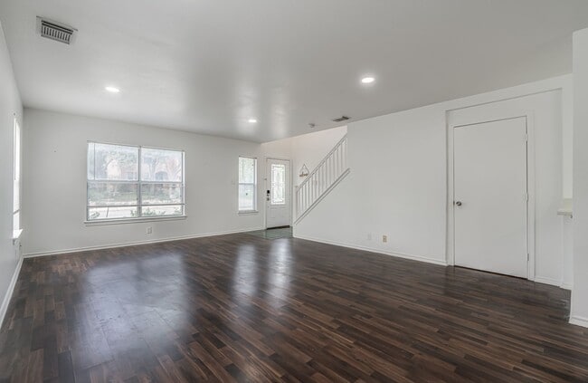 Building Photo - Recently Rehabbed Spacious Two Story in Convenient and Popular Huntington Place