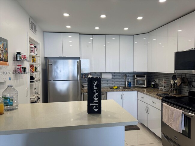 Building Photo - 2101 S Ocean Dr