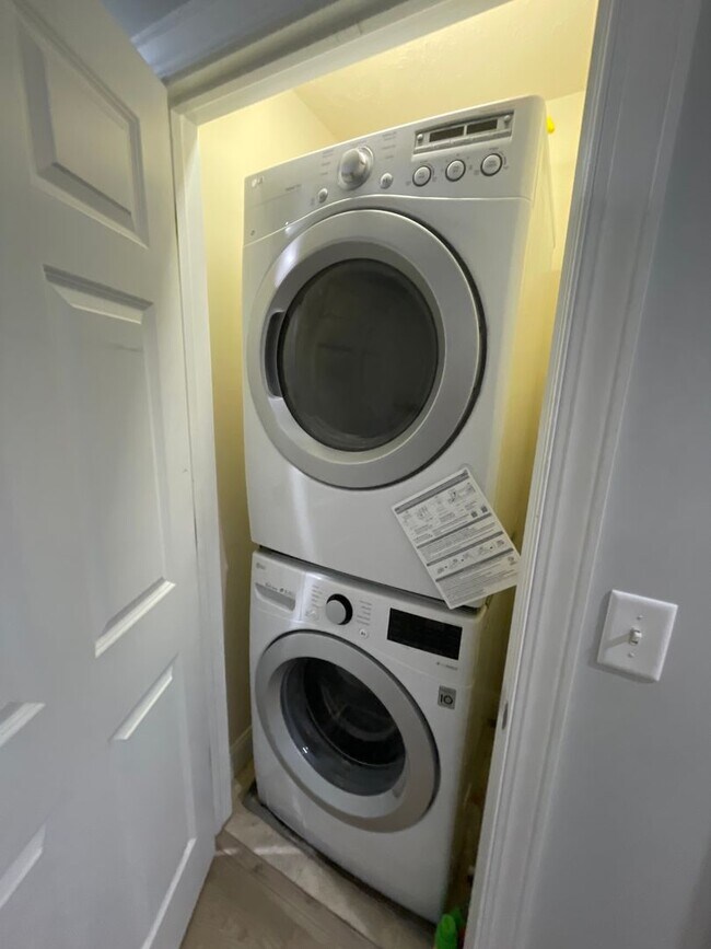 Building Photo - Stylish Downtown Traverse City Condo – Fully Furnished Winter Rental!