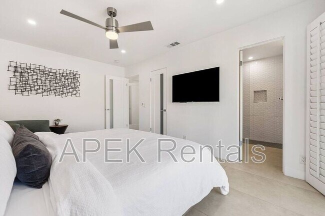 Building Photo - 945 N Buttonwillow Cir