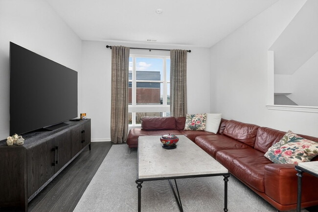 Building Photo - 2213 Venture Dr