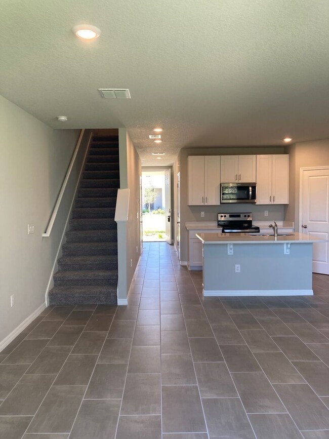 Building Photo - Like new 3 bedroom, 2.5 bathroom, 1 car ga...