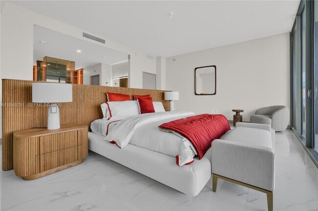 Building Photo - 700 NE 24th St