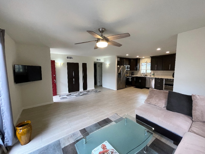 Building Photo - 3733 E Poinsettia Dr