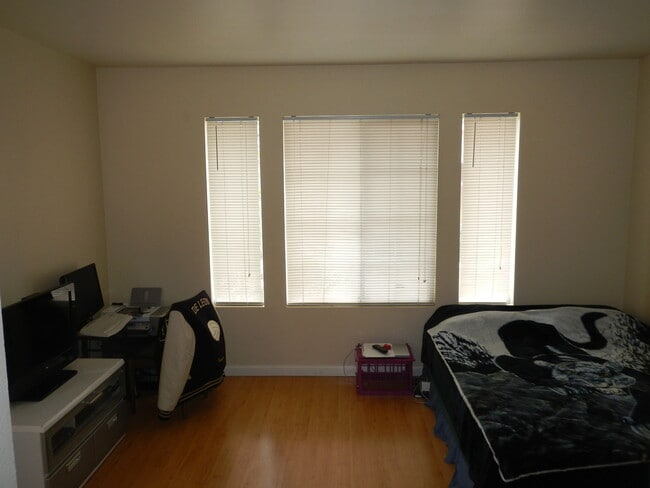 Building Photo - Spacious Rancho Bernardo Condo - Dual Primary Suites - Central A/C, In-Unit Washer/Dryer, Patio &...