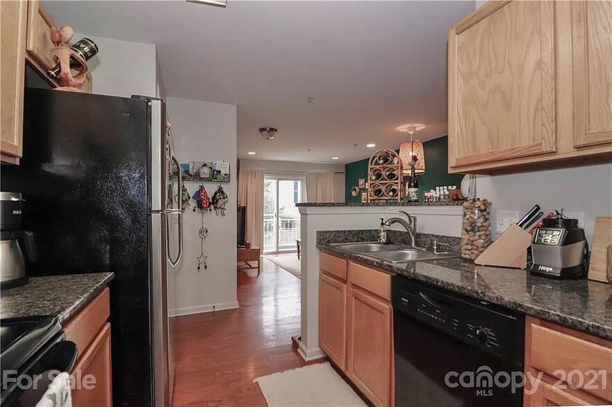 Building Photo - Room in Condo on Donatello Avenue