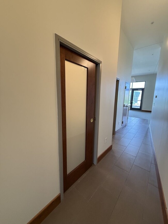 Building Photo - Luxury Apartment