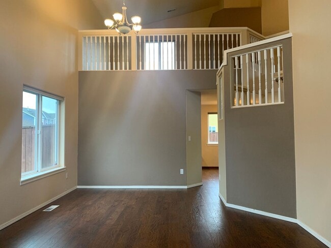 Building Photo - Great 3BD 2.5BA Fisher's Landing! Large Fe...