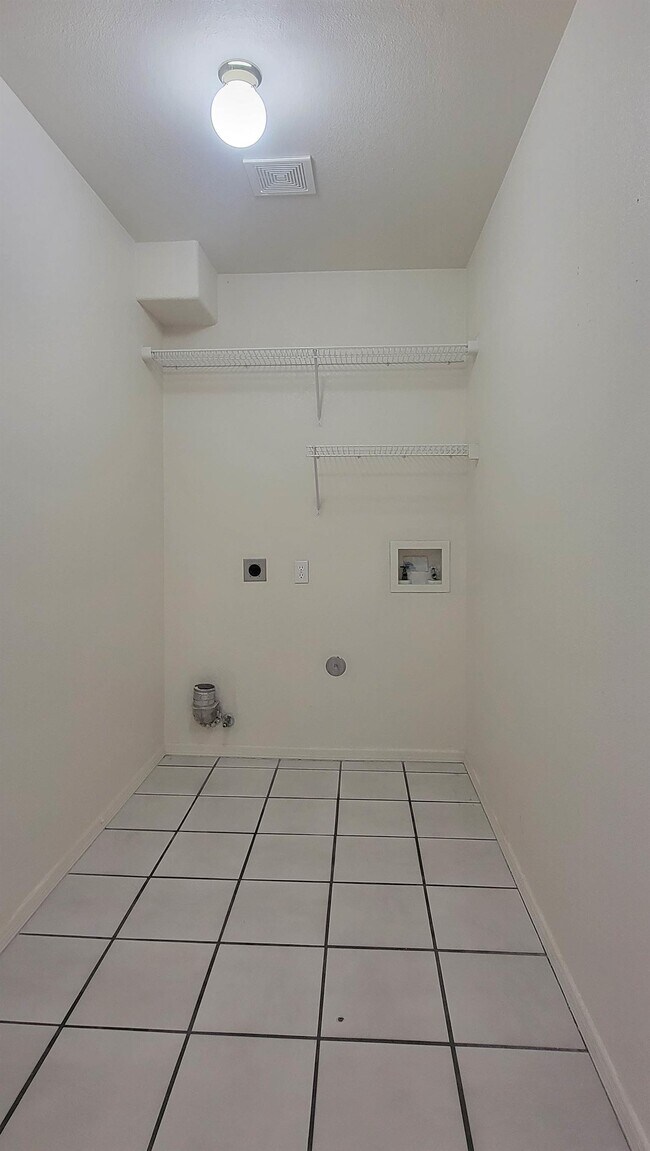 Building Photo - 3862 Van Ess Ct
