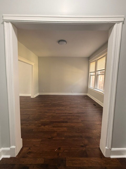 Building Photo - 916 W 68th St