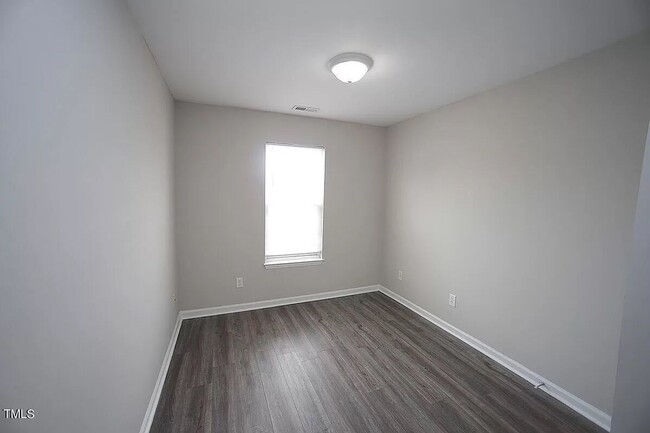 Building Photo - Spacious End-unit Townhome, LVP Floors, Op...