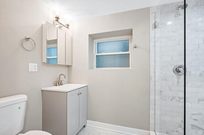 Building Photo - 2 bedroom in Chicago IL 60657