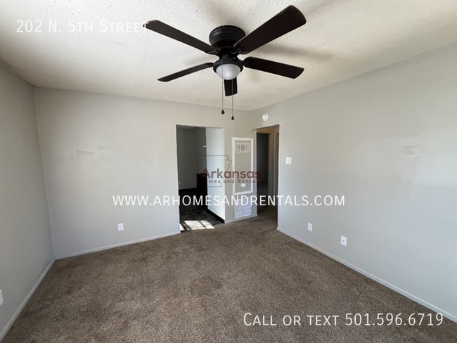 Building Photo - 202 N 5th St