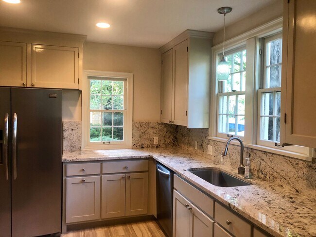 Building Photo - Stunning Midtown Home In Highly Desirable Bren Rose!