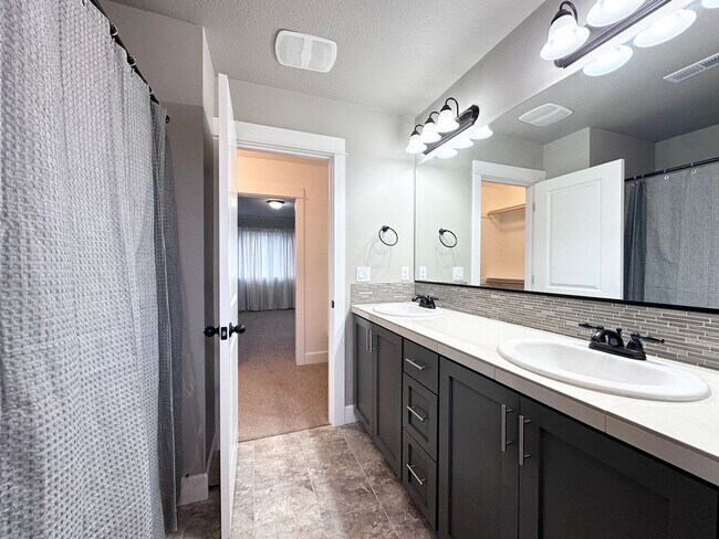 Building Photo - Beautiful Modern Home in N Portland!