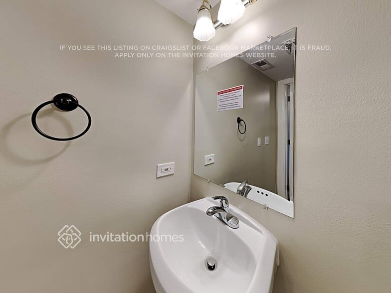 Building Photo - 1323 Locust Ct