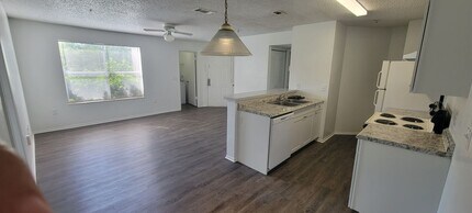 Building Photo - Landing - 633-107