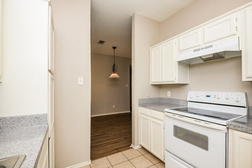 Building Photo - 804 Brittany Dr
