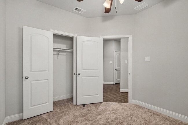 Building Photo - 1425 Waverley Dr