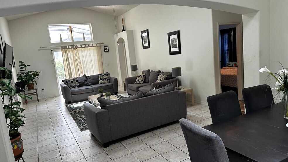 Living and dining open concept - 2651 Oneida Loop