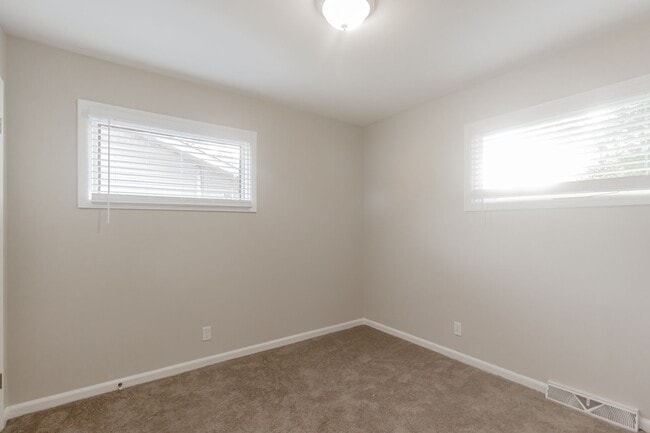 Building Photo - 609 Marguerite Dr NW