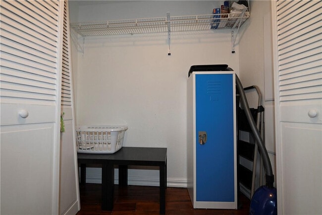 Building Photo - 1750 N Bayshore Dr