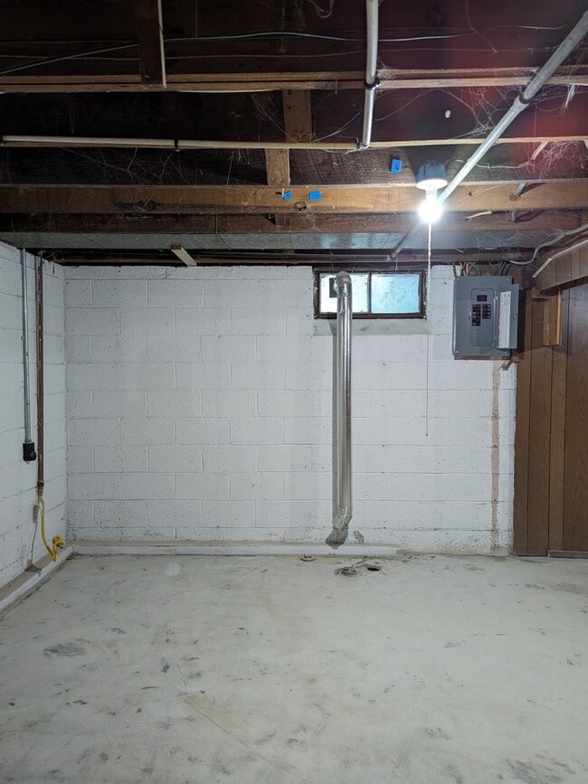 Building Photo - 18255 Oakfield Ave