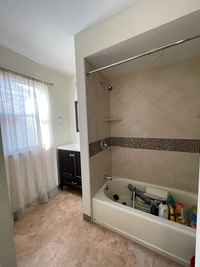 Building Photo - Spacious 3 Bedroom/2 Bathroom Home on Quie...