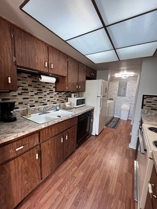 Building Photo - Hourglass District Condo - 2/2 with attached garage