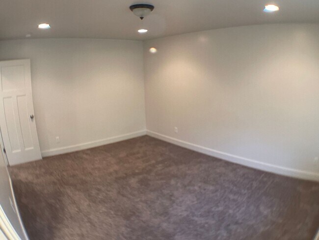 Building Photo - Spacious 3-Bedroom Home in Serene Mountain...