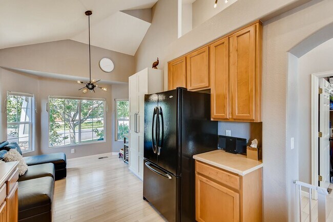 Building Photo - Beautiful 5 Bed 3.5 Bath Home In An Amazin...
