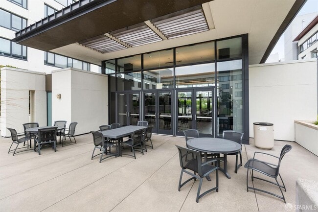 Building Photo - 260 King St