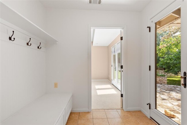Building Photo - 700 Grey Fox Trail