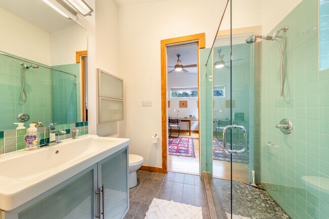 Building Photo - Gorgeous Fully Furnished Home in Brentwood...