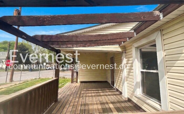 Building Photo - 1300 S Lyerly St